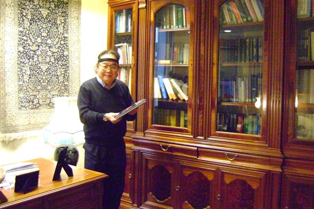Dr. Shirahama in seiner Bibliothek